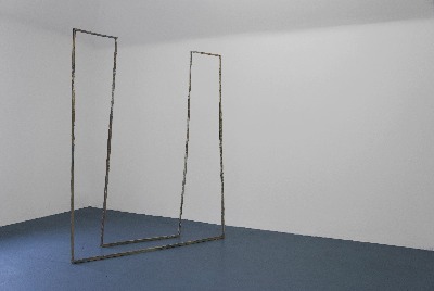  Sarah Barker: Moulding, 2009, steel bar, cardboard, cement, acrylic paint, scrim, 170 x 145 x 32 cms, base 3 x 144 x 32 cms; courtesy FOUR